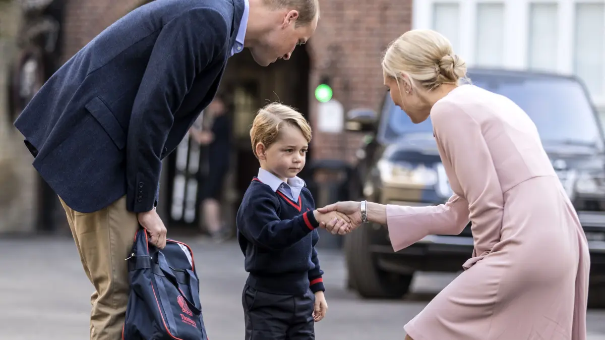 Prinz George (M) und sein Vater, der britische Prinz William, werden am 07.09.2017 in London (Großbritannien) von der Schulleiterin, Helen Haslem an der Thomas's Battersea Schule begrüßt.