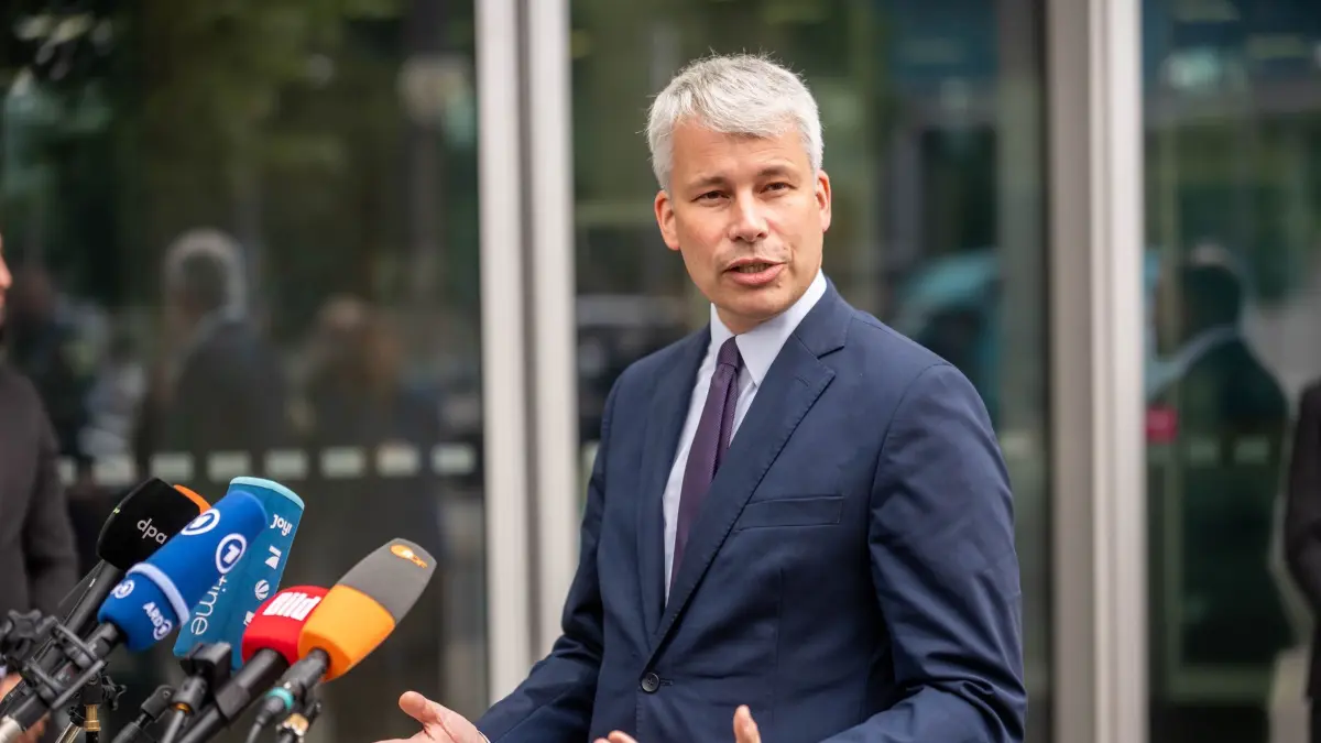 CDU Präsidium: 20.07.2026, Berlin: Steffen Bilger, erster parlamentarischer Geschäftsführer der Unionsfraktion kommt aus der CDU Zentrale, wo nach dem Rücktritt von Unionsfraktionschef Jens Spahn das CDU-Präsidium berät. Foto: Michael Kappeler/dpa +++ dpa-Bildfunk +++