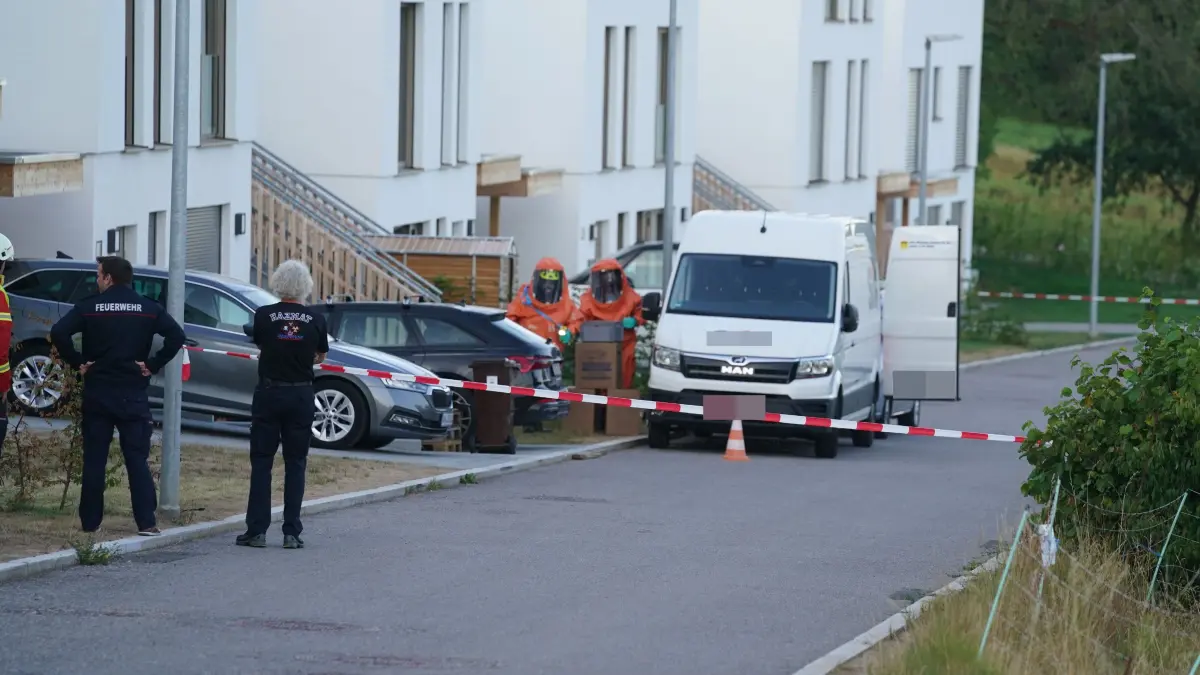 Reichenbach Fils: Unbekannte Fluessigkeit tritt aus Transporter aus – Feuerwehr und Gefahrgutzug im Grosseinsatz: Am Montagabend gegen 19.30 Uhr wurden die Feuerwehr Reichenbach sowie der Gefahrgutzug aus Esslingen zu einem Einsatz in die Bergstrasse 7 in Reichenbach an der Fils alarmiert.<br />
<br />
Nach ersten Informationen war aus einem Transporter eine bislang unbekannte Fluessigkeit ausgetreten. Die Einsatzkraefte rueckten mit Spezialausruestung an, um die Substanz zu untersuchen und festzustellen, um welchen Stoff es sich handelt. Feuerwehrleute arbeiteten dabei in speziellen Chemikalienschutzanzuegen am Fahrzeug.<br />
<br />
Der Bereich um die Einsatzstelle wurde weitraeumig abgesperrt. Nach ersten Informationen soll es mehrere Verletzte gegeben haben. Wie viele Personen betroffen sind und wie schwer ihre Verletzungen sind, ist derzeit jedoch noch unklar.<br />
<br />
Auch die Ursache des Fluessigkeitsaustritts sowie die genaue Art der Substanz sind bislang nicht bekannt. Die Polizei hat die Ermittlungen aufgenommen. Weitere Informationen lagen zunaechst nicht vor.