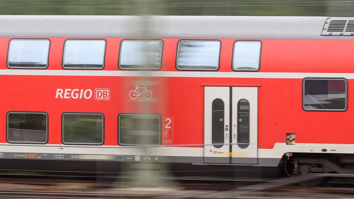 Regionalexpress: ARCHIV - 16.05.2018, Baden-Württemberg, Stuttgart: Eine Bahn der DB Regio. (zu dpa: «Geschlagen und gebissen: Angriffe gegen Zugbegleiter») Foto: Sebastian Gollnow/dpa +++ dpa-Bildfunk +++
