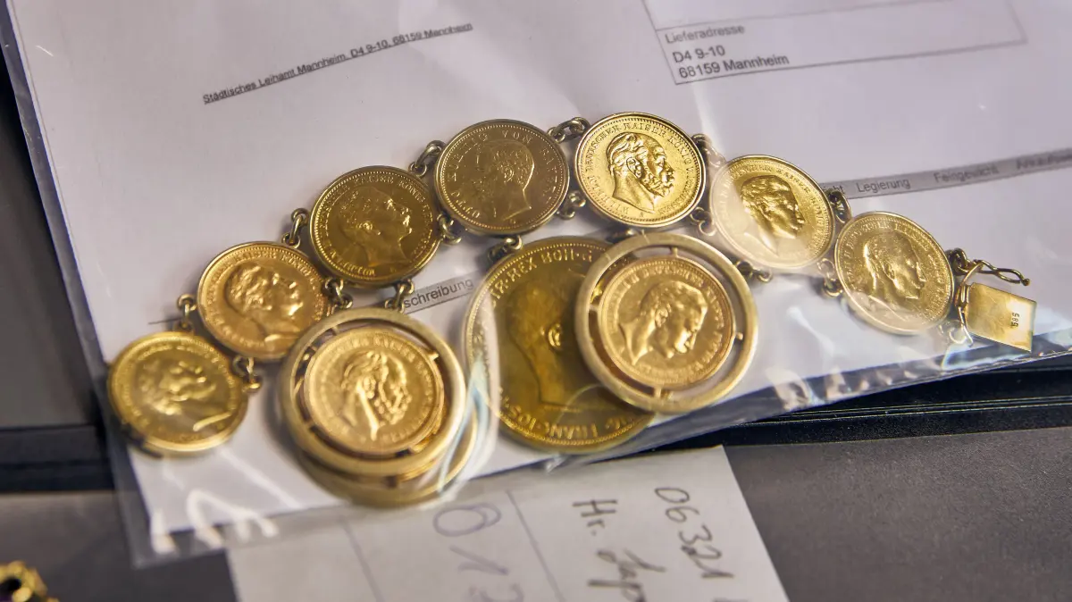 Eine beliehene Goldkette wird eingelagert