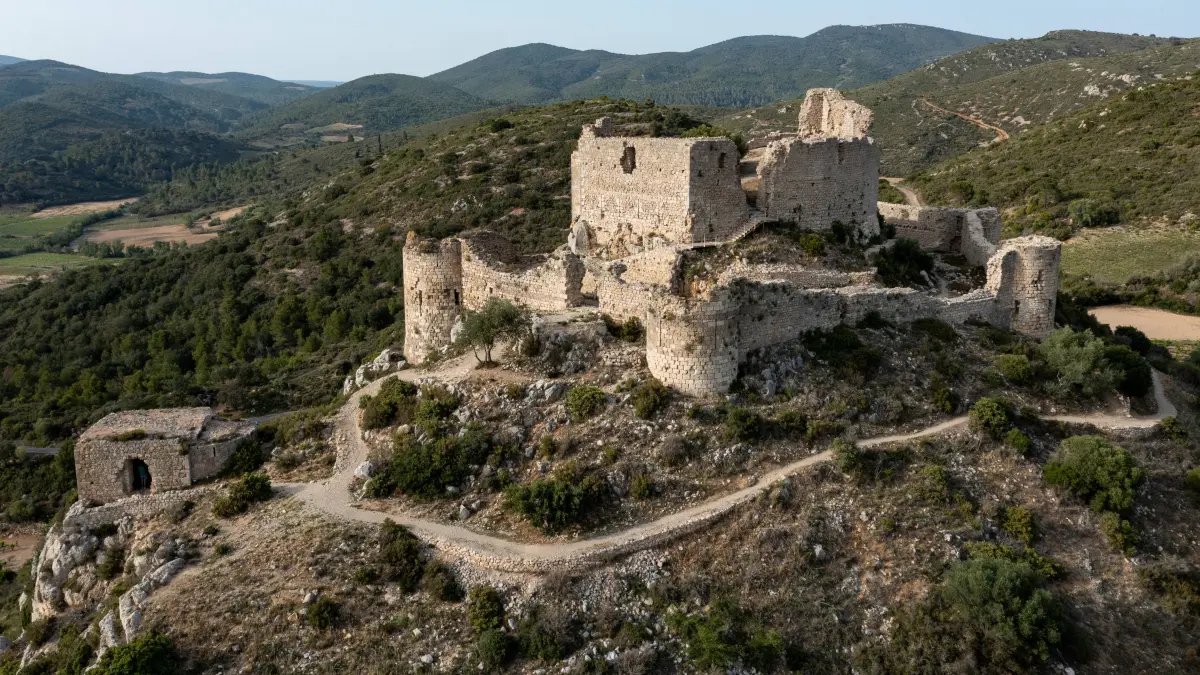 Die Burg Aguilar aus dem 11. Jahrhundert gehörte ebenfalls den Seigneurs de Termes, die schließlich auf die Seite des Königs wechselten. Ab 1241/62 wurde sie zur Grenzburg.Die Châteaux de Lastours bestehen aus vier nahe beieinander lieg