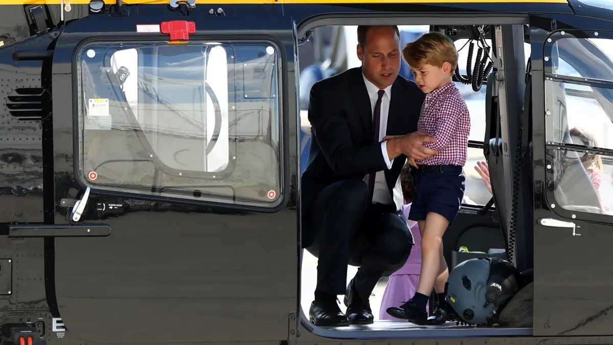 William besichtigt 2017 mit George einen ausgestellten Hubschrauber von Airbus in Hamburg-Finkenwerder. Die Hansestadt war die letzte Station ihres dreitägigen Deutschlandbesuchs.