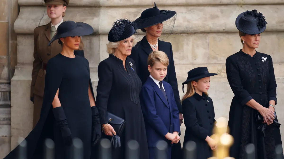 (v.l.n.r.) Herzogin Meghan, Königsgemahlin Camilla, Prinzessin Kate, Prinz George, Prinzessin Charlotte und Gräfin Sophie beim Verlassen nach dem Staatsakt vor der Beisetzung von Königin Elizabeth II. in der Westminster Abbey.