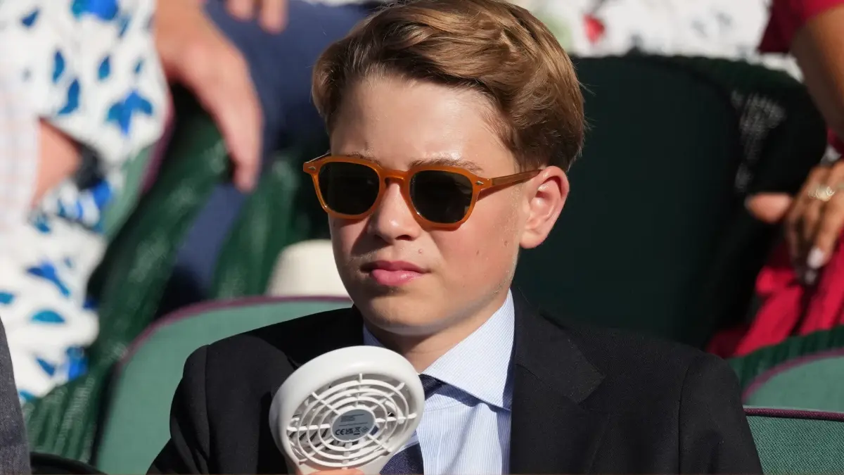 Im jungen Alter schon eine Stil-Ikone: Was George trägt, ist oft in kürzester Zeit ausverkauft. Beim Wimbledon-Finale der Herren 2026 zeigte sich der junge Prinz stylisch mit Sonnenbrille und Mini-Ventilator.