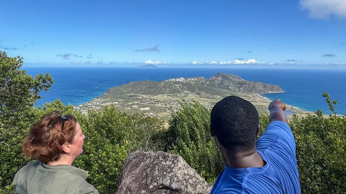 Vom Berg Quill, der im Volksmund wegen seiner Vergangenheit als Schmugglernest Golden Rock heißt, hat man einen tollen Blick auf Sint Eustatius.