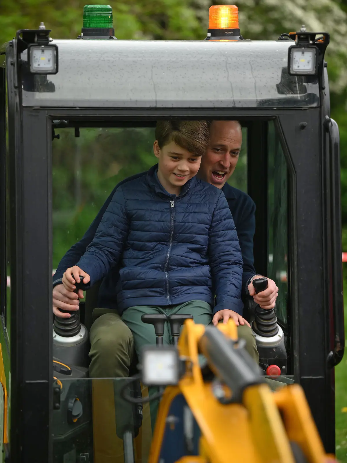 William und Prinz George helfen 2023 gemeinsam mit Freiwilligen bei der Renovierung und Verschönerung der 3. Upton Scouts Hut in Slough im Rahmen des Big Help Out anlässlich der Krönung von König Charles III. und Königin Camilla.