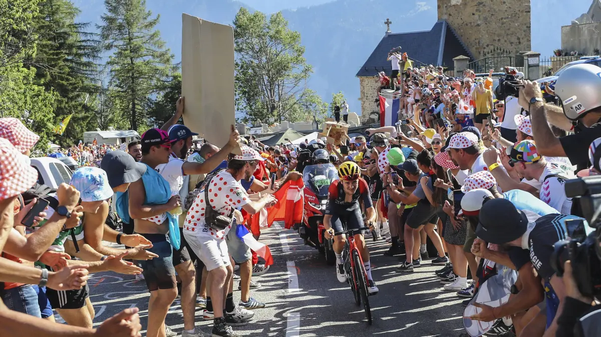 British Tom Pidcock of Ineos Grenadiers pictured in action during stage twelve of the Tour de France cycling race, a 166km race from Briancon to Alpe d Huez, France, on Thursday 14 July 2022. This year s Tour de France takes place from 01 to 24 July 2022. - UK OUT DAVIDxPINTENS PUBLICATIONxNOTxINxBELxFRAxNED x37483409x