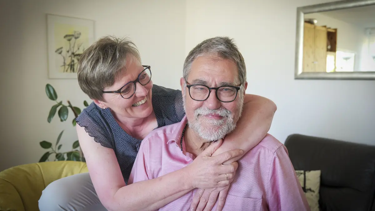 Nieren: Sindelfingen - #Organspende Das Ehepaar Renate und Werner Betzwieser verbindet eine Niere: Sie hat ihrem Mann das Organ gespendet. Sie engagiert sich nun ehrenamtlich für Nierenkranke als Klinikseelsorgerin im Klinikum Stuttgart, dass am 23. Juli seit 40 Jahren Zentrum für Nieren-Transplantationen ist.