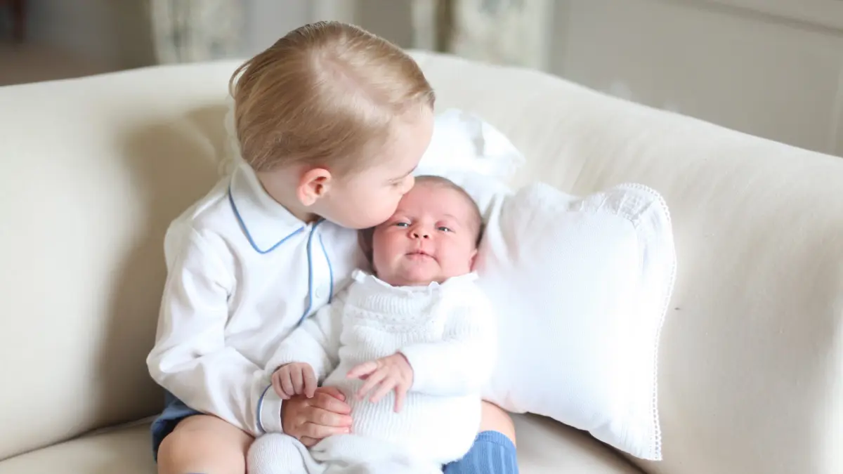 Stolzer Bruder: Prinz George hält Schwesterchen Charlotte im Arm