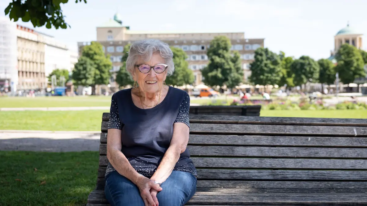 Portrait Renate Kornau: #sommerferien Renate Kornau schätzt quasi fast alles in Stuttgart, unter anderem das viele Grün. Wir sprechen mit ihr darüber - und recherchieren dann, ob Stuttgart verhältnismäßig wirklich so grün ist.