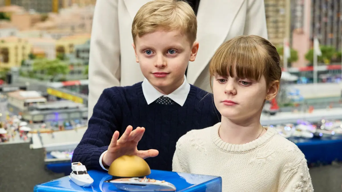 Die Zwillinge Jacques (l) und Gabriella, Kinder von Fürst Albert II. von Monaco und Gattin Charlène, nehmen 2024 an der Eröffnung der neuen Monaco-Welt im Miniatur Wunderland teil.