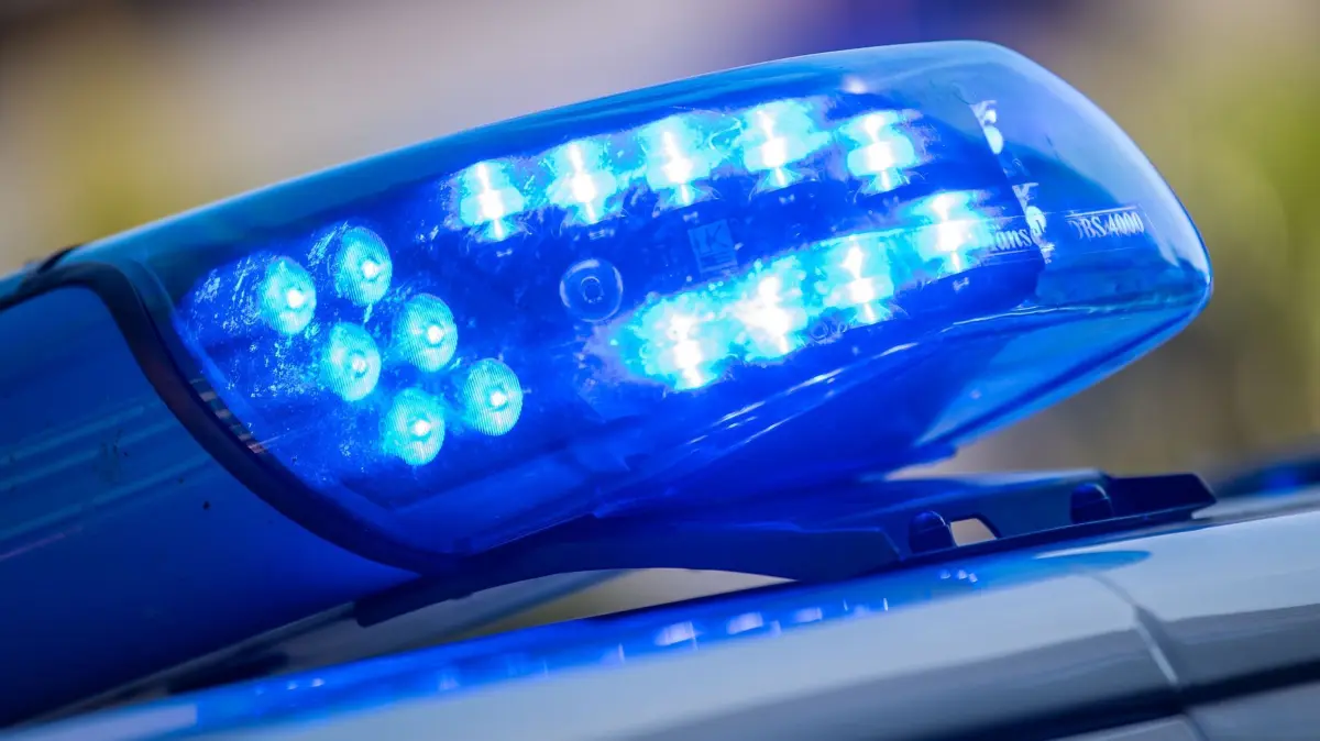 Blaulicht: SYMBOLBILD - 11.08.2022, Niedersachsen, Vechta: Ein Blaulicht ist auf dem Dach eines Polizeifahrzeugs zu sehen. (zu dpa: «79-Jähriger fährt mit Auto in Schaufenster – zwei Verletzte») Foto: Lino Mirgeler/dpa +++ dpa-Bildfunk +++
