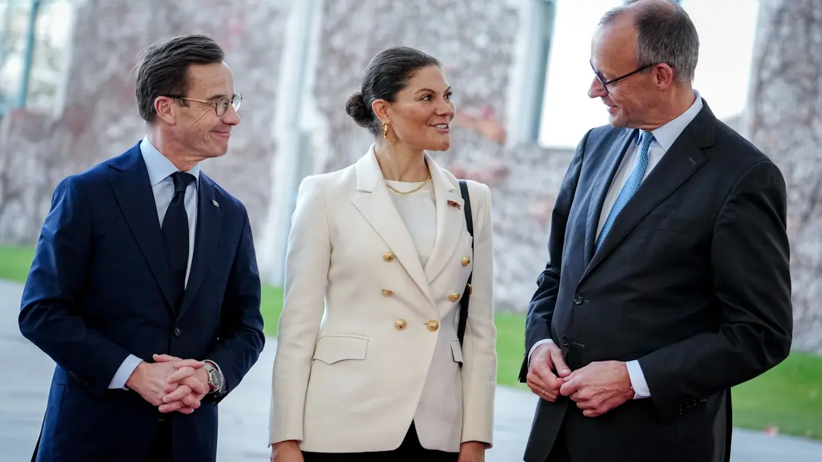 Bundeskanzler Friedrich Merz (CDU, r) empfängt 2025 den schwedischen Ministerpräsidenten Ulf Kristersson (l) und die schwedische Kronprinzessin Victoria im Ehrenhof des Bundeskanzleramts.