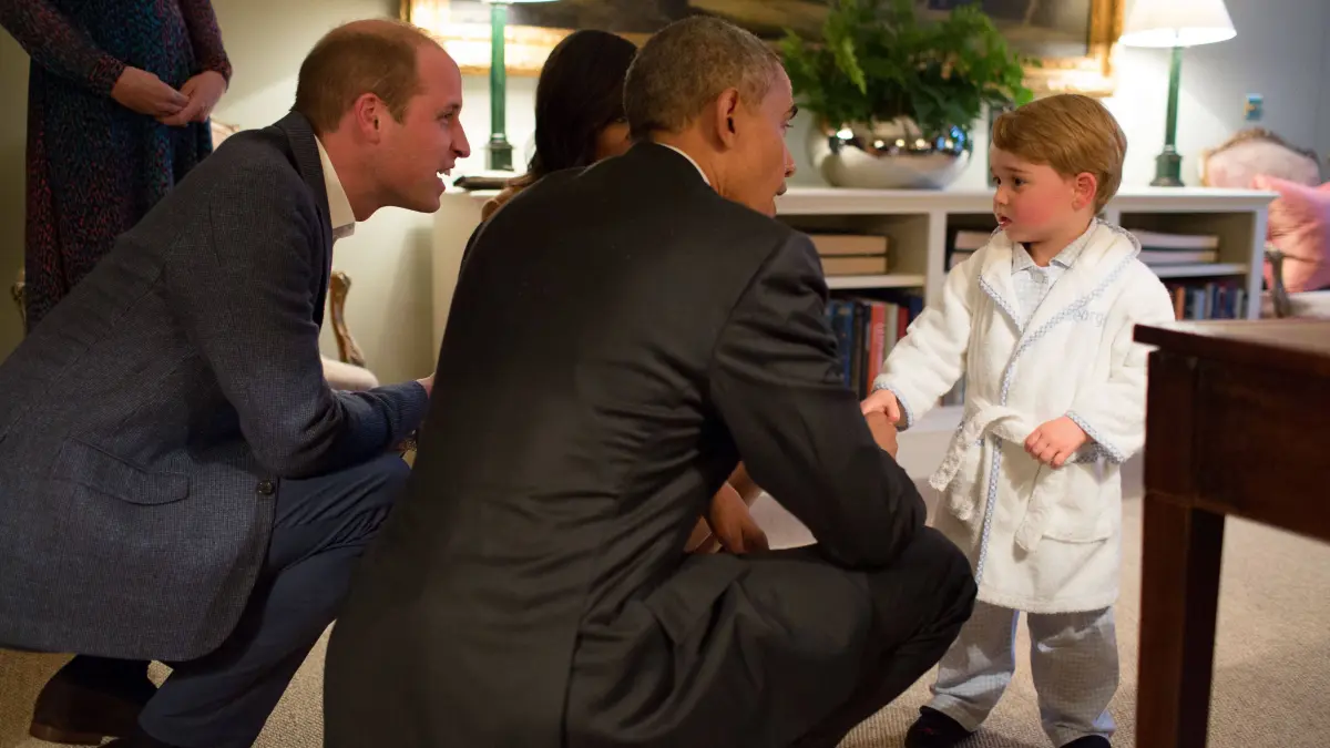 Als der damalige US-Präsident Barack Obama (Mitte) mit seiner Frau Michelle im Kesington Palace zu Besuch war, sagte der kleine George im Bademantel und Pyjama Gute Nacht.