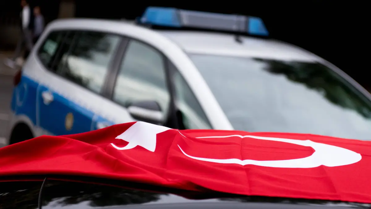 Berlin, Hochzeitsautokorso Deutschland, Berlin - 05.09.2020: Im Bild ist ein Polizeiauto hinter einem Auto mit Türkeifahne während einer Verkehrskontrolle in der Ebertstraße zu sehen. Berlin Berlin Deutschland *** Berlin, Wedding Car Parade Germany, Berlin 05 09 2020 The picture shows a police car behind a car with a Turkish flag during a traffic control in Ebertstraße Berlin Berlin Germany