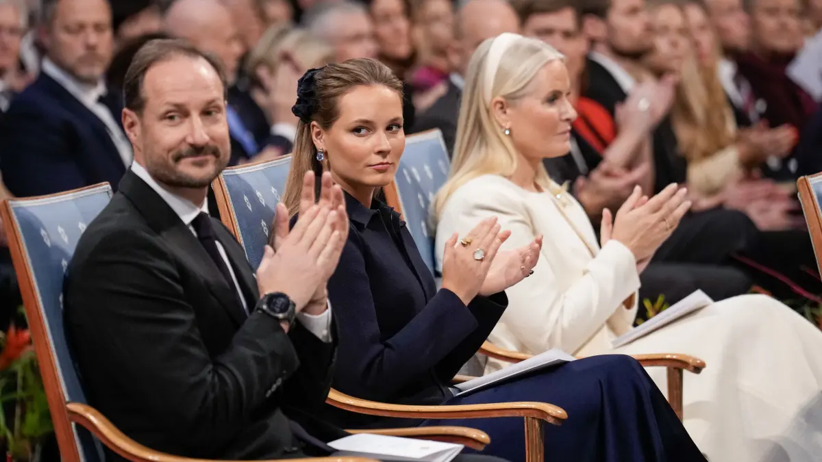 Kronprinz Haakon (l-r), Kronprinzessin Mette-Marit und Prinzessin Ingrid Alexandra nehmen an der Verleihung des Friedensnobelpreises im Osloer Rathaus teil.