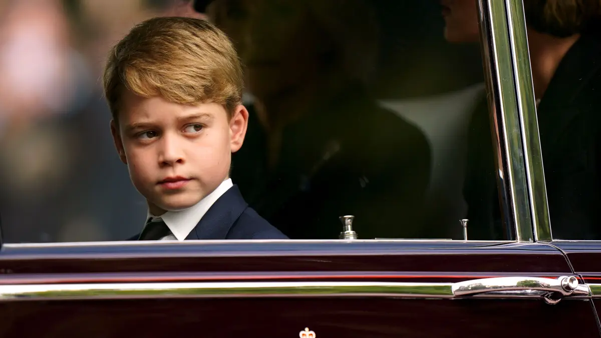 Prinz George sitzt bei der feierlichen Prozession nach dem Staatsakt vor der Beisetzung von Königin Elizabeth II. in einer Limousine.