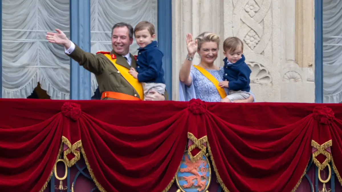 Der neue Großherzog von Luxemburg, Guillaume und die neue Großherzogin Stephanie winken mit ihren Kindern Charles und Francois vom Balkon des Palastes.