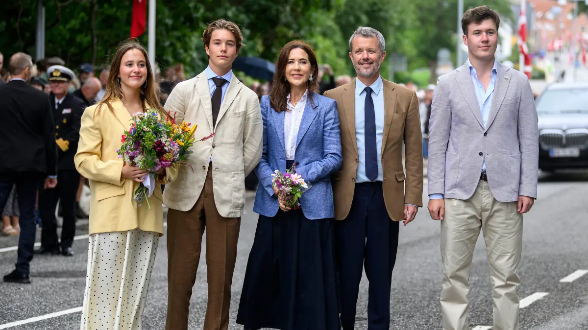 Die dänische Prinzessin Isabella (l-r), Prinz Vincent, Königin Mary, König Frederik und Kronprinz Christian posieren bei ihrer Ankunft zu ihrem traditionellen Sommeraufenthalt im Schloss Graasten.