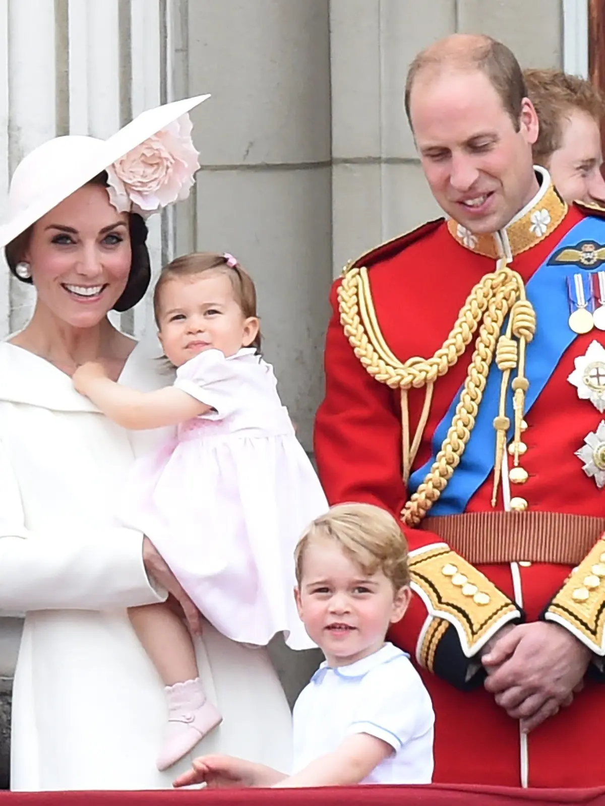 (v. l. n. r.) Catherine, Herzogin von Cambridge, mit Prinzessin Charlotte auf dem Arm, Prinz George und Prinz William, Herzog von Cambridge, auf dem Balkon des Buckingham-Palasts während der „Trooping the Colour“-Parade anlässlich des 90. Geburtstags der Königin in London.