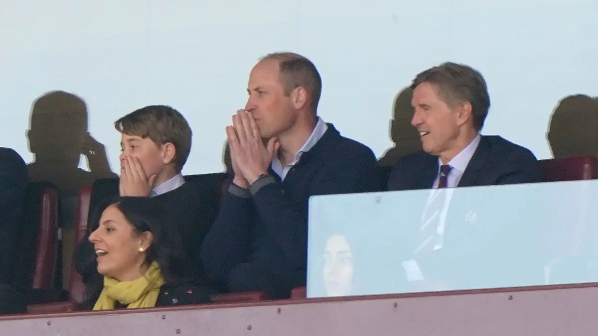 Prinz William (M-l) und Prinz George verfolgen gespannt ein Spiel von Aston Villa.