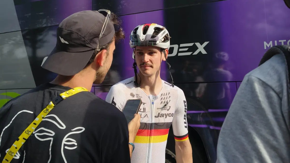 Blick der Eltern auf ihren Sohn Felix Engelhardt am Teambus. Für persönlichen Kontakt war kaum Zeit.