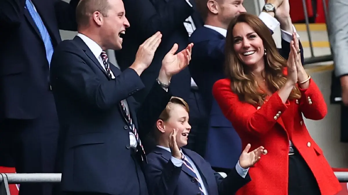 Achtelfinale der Fußball-EM 2021 im Wembley Stadion. William, Kate und George stehen auf der Tribüne und feiern ein Tor für England.