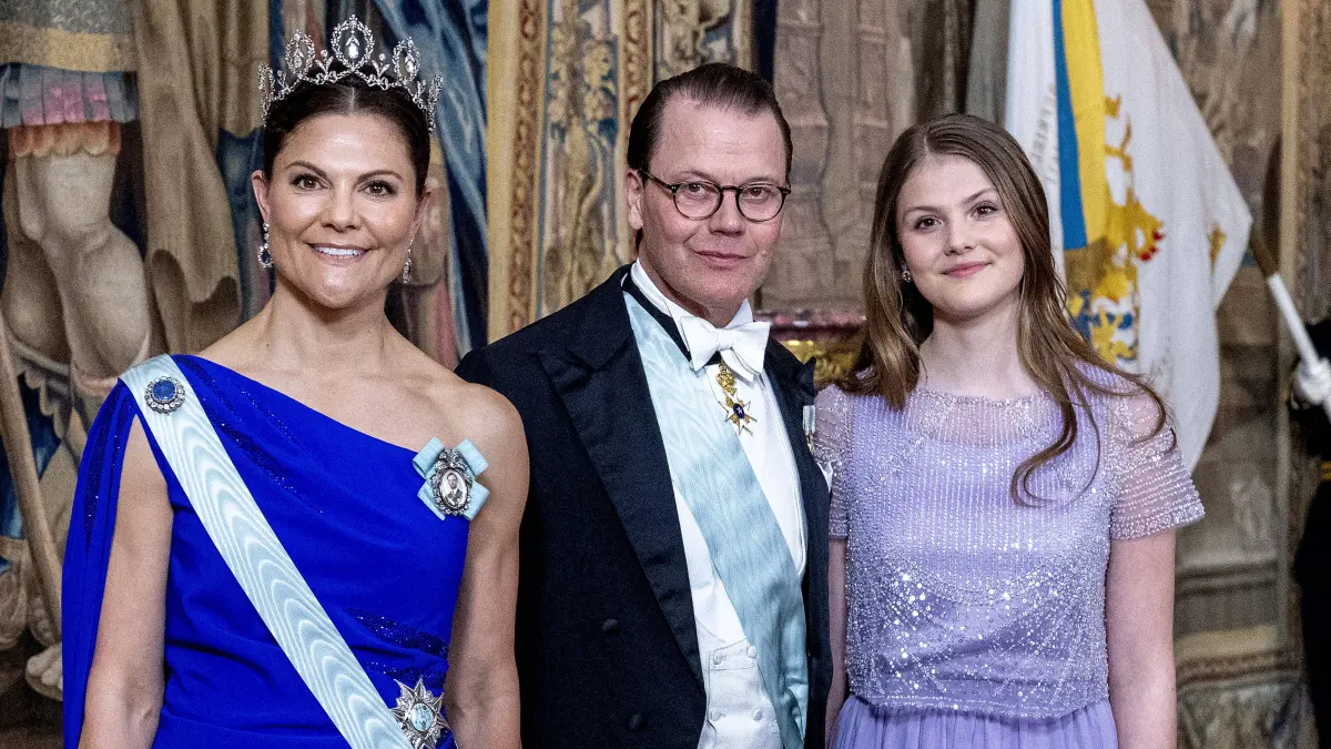 Prinz Daniel, Prinzessin Victoria und Prinzessin Estelle bei ihrer Ankunft zum Galadinner im Königspalast anlässlich der Feierlichkeiten zum 80. Geburtstag von König Carl Gustaf in Stockholm.