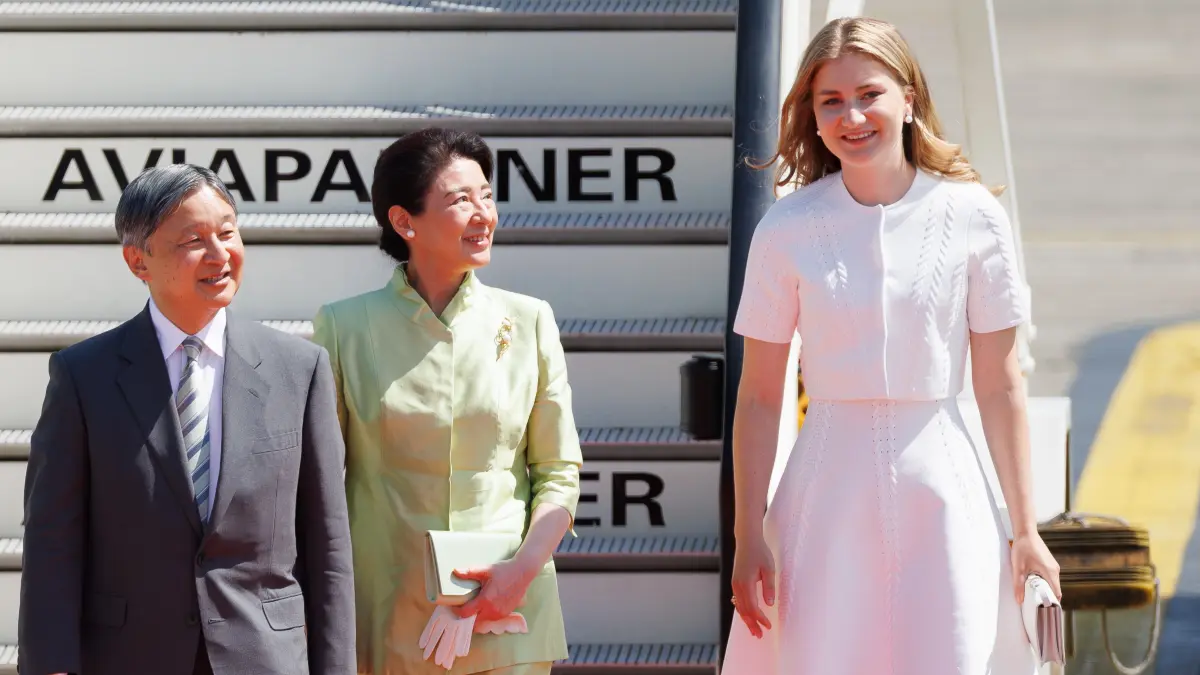 Der japanische Kaiser Naruhito (l) und die japanische Kaiserin Masako (M) werden von der belgischen Kronprinzessin Elisabeth auf dem Militärflughafen Melsbroek begrüßt.