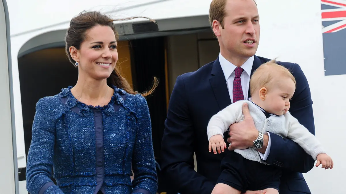 Prinz William von Großbritannien, Herzogin Catherine und ihr kleiner Sohn Prinz George posieren vor dem Abflug nach Sydney im April 2014 auf dem Flughafen von Wellington (Neuseeland).