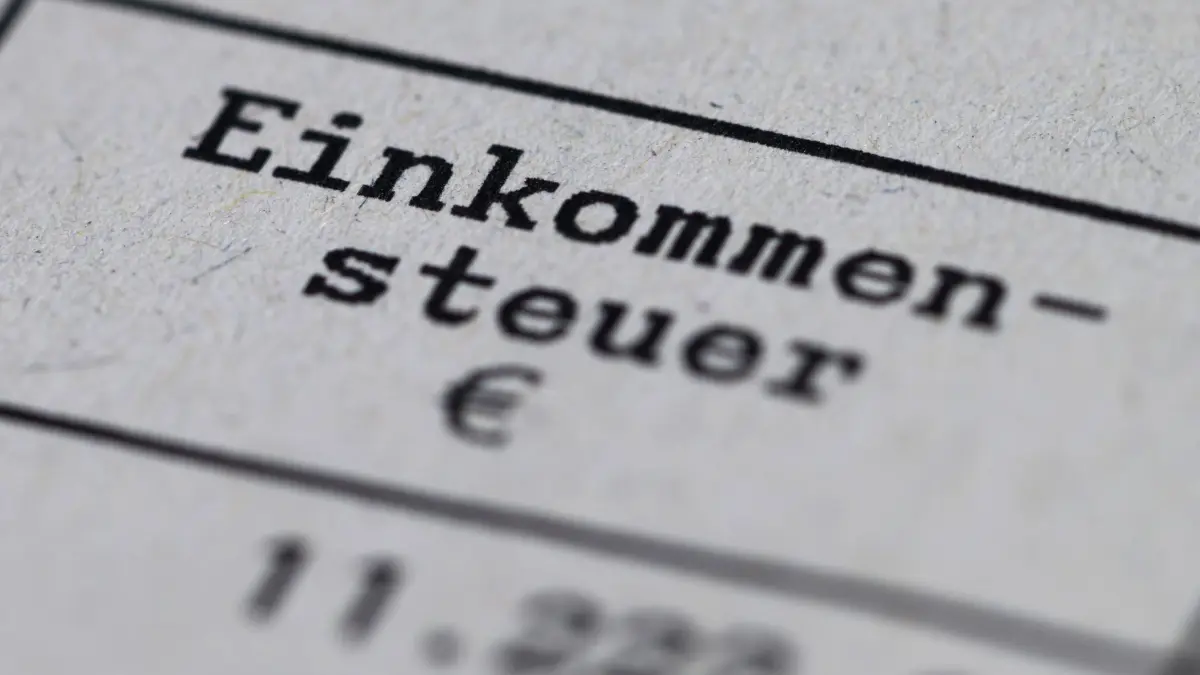 Steuerbescheid: ILLUSTRATION - 10.07.2025, Sachsen, Dresden: Ein Steuerbescheid mit dem Vermerk «Einkommensteuer» liegt auf einem Tisch. (zu dpa: «50.000 Vorschläge für Steuererklärungen vom Amt») Foto: Robert Michael/dpa +++ dpa-Bildfunk +++