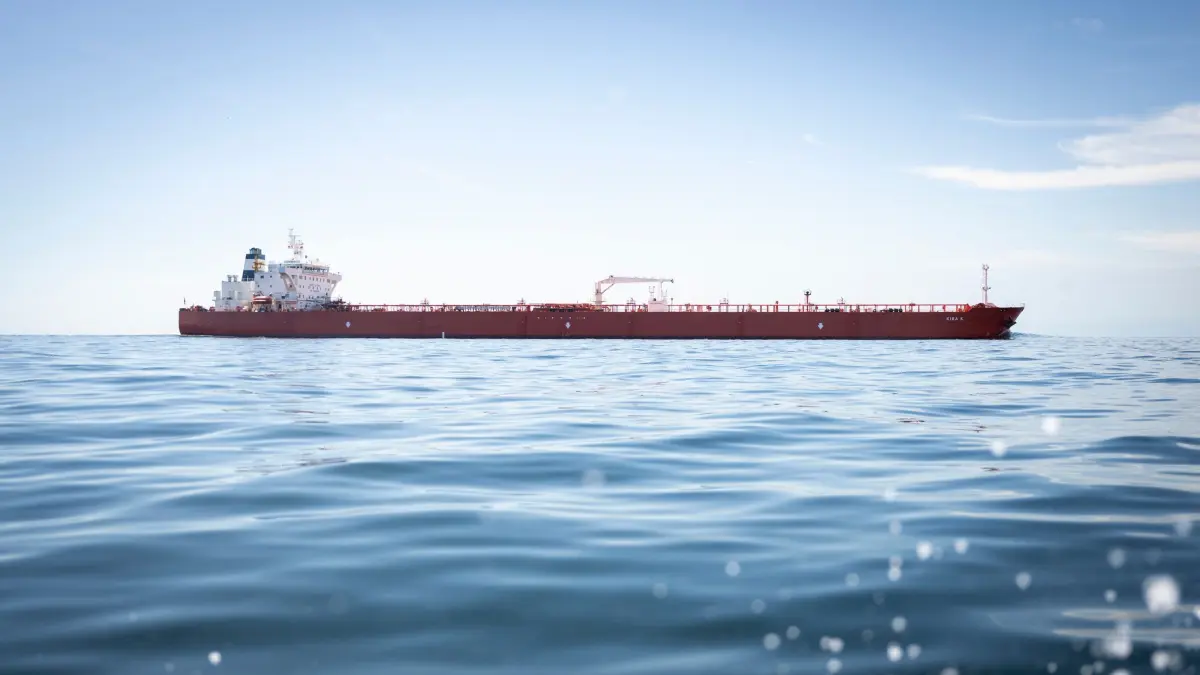 Russische Schattenflotte an deutscher Küste: ARCHIV - 30.06.2026, Schleswig-Holstein, Fehmarn: Der von Greenpeace als Teil der russischen Schattenflotte identifizierte Öltanker "Kira K" fährt vor der deutschen Küste bei Fehmarn. (zu dpa: «Finke will konsequent auf russische Nadelstiche reagieren») Foto: Philip Dulian/dpa +++ dpa-Bildfunk +++