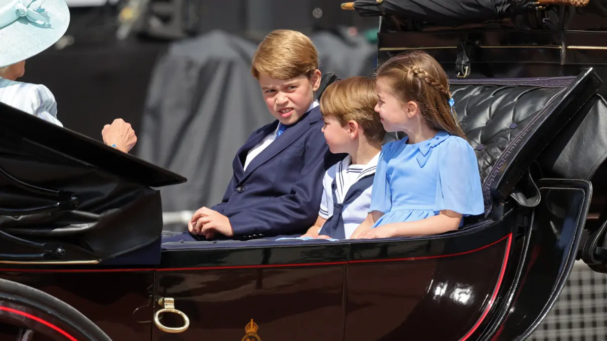 Prinz George (l-r), Prinz Louis und Prinzessin Charlotte verlassen den Buckingham Palast am ersten von vier Tagen der Feierlichkeiten zum Platinjubiläum der Queen.
