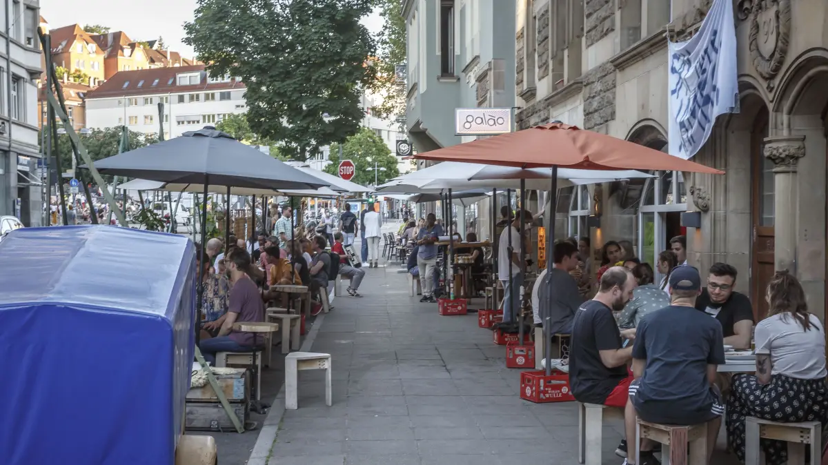 Stuttgart, Baden-Wuerttemberg, 14.06.2021:
In der Tuebinger Strasse hat das Cafe Galao den Aussenbereich um die Parkplaetze auf der angrenzenden Strasse erweitert.