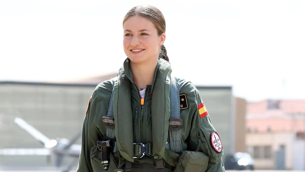 Die spanische Prinzessin Leonor steht neben einem F-5-Kampfjet auf dem Luftwaffenstützpunkt Talavera la Real. Die Prinzessin durchläuft derzeit eine militärische Ausbildung.