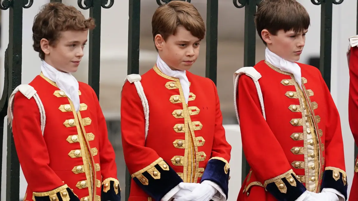 Prinz George (M) steht als Ehrenpage vor der Krönungszeremonie von König Charles III. und Königsgemahlin Camilla in der Westminster Abbey.