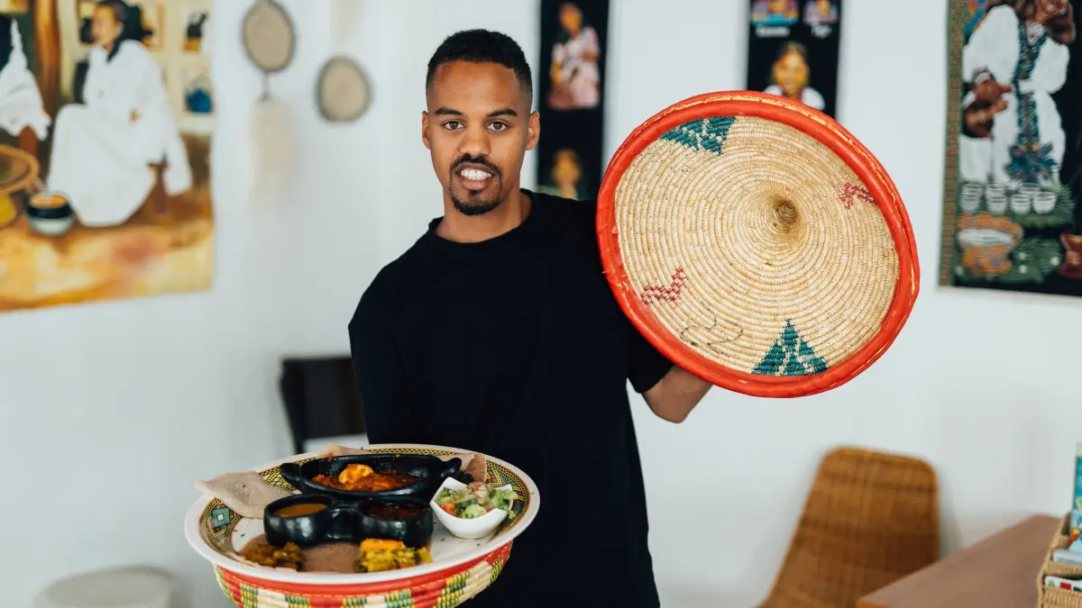 Eritreisches Restaurant Adulis : 20.07.2026, Stuttgart: Restaurant-Chef Jonas Haile steht in seinem Restaurant „Adulis“ und präsentiert die Adulis-Fleischplatte. Foto: Lichtgut/Christoph Schmidt