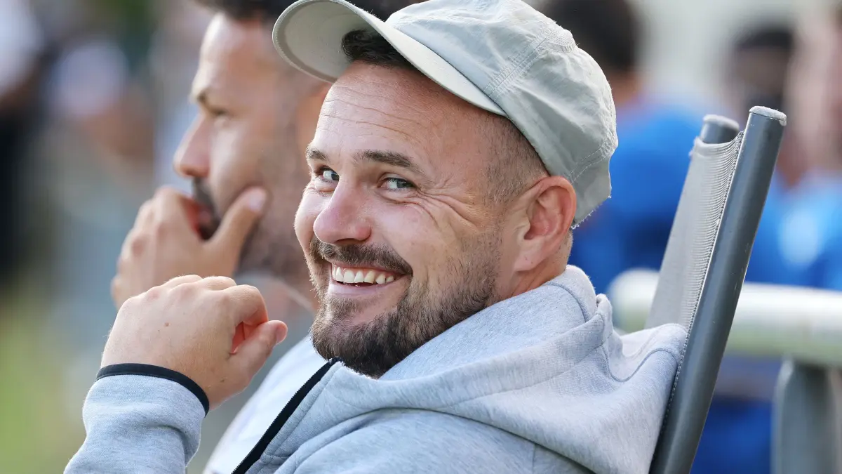 Fußball GSV Pleidelsheim vs. SGV Heilbronn-Freiberg: BAU // 2026.07.21, Deutschland, Pleidelsheim, Fußball GSV Pleidelsheim vs. SGV Heilbronn-Freiberg, Trainer Kushtrim Lushtaku lächelt der Fotografin in die Kamera ;-)