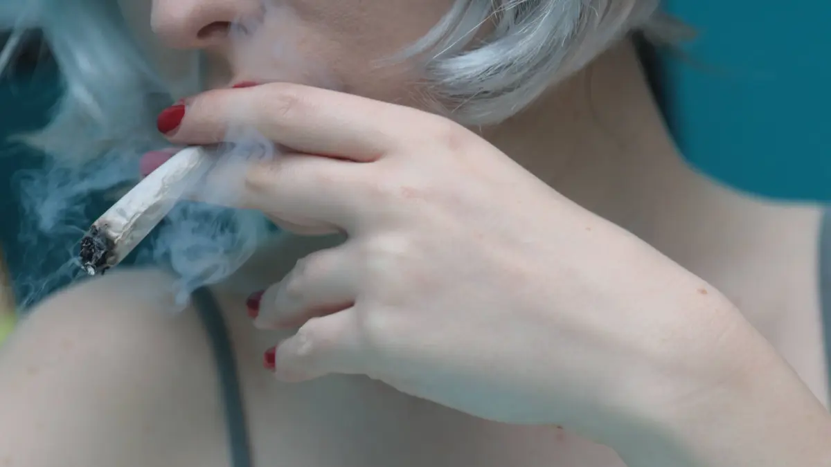 junge blonde frau beim kiffen junge blonde frau beim kiffen *** young blonde woman smoking weed young blonde woman smoking weed