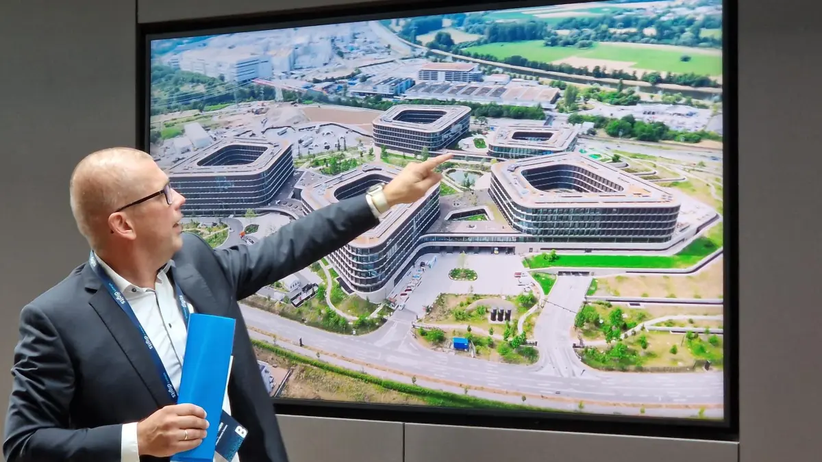 Fabian Zimmermann, Chef der Schwarz Immobilien Service, erklärt den Campus. Der verfügt neben modernen Büros unter anderem über eine Kita, ein Mitarbeiterrestaurant, eine Eisbar und ein Fitnessstudio für die Beschäftigten mit Panoromablick auf die Region.
