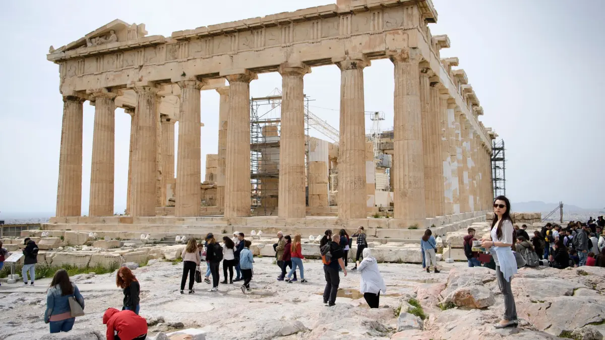 Athen - Akropolis: ARCHIV - 21.03.2018, Griechenland, Athen: 21.03.2018, Griechenland, Athen: Touristen machen vor dem Parthenon auf der Akropolis in der griechischen Hauptstadt Halt. (zu dpa: «Messerangriff in Athen – Touristenpaar verletzt») Foto: Laurent Gillieron/Keystone/dpa +++ dpa-Bildfunk +++