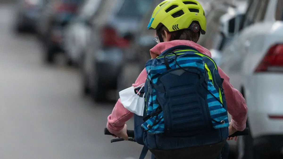 Radfahren: ARCHIV - 02.06.2022, Baden-Württemberg, Stuttgart: Ein Schulkind fährt mit seinem Fahrrad eine Straße entlang.
Kinder lernen in der Fahrradprüfung sicheres Fahren. (zu dpa: «Elfjähriger Junge von Auto erfasst und verletzt») Foto: Marijan Murat/dpa +++ dpa-Bildfunk +++