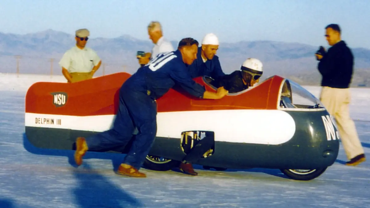 Willhelm Herz mit seinem NSU-Team 1956 vor der Rekordfahrt