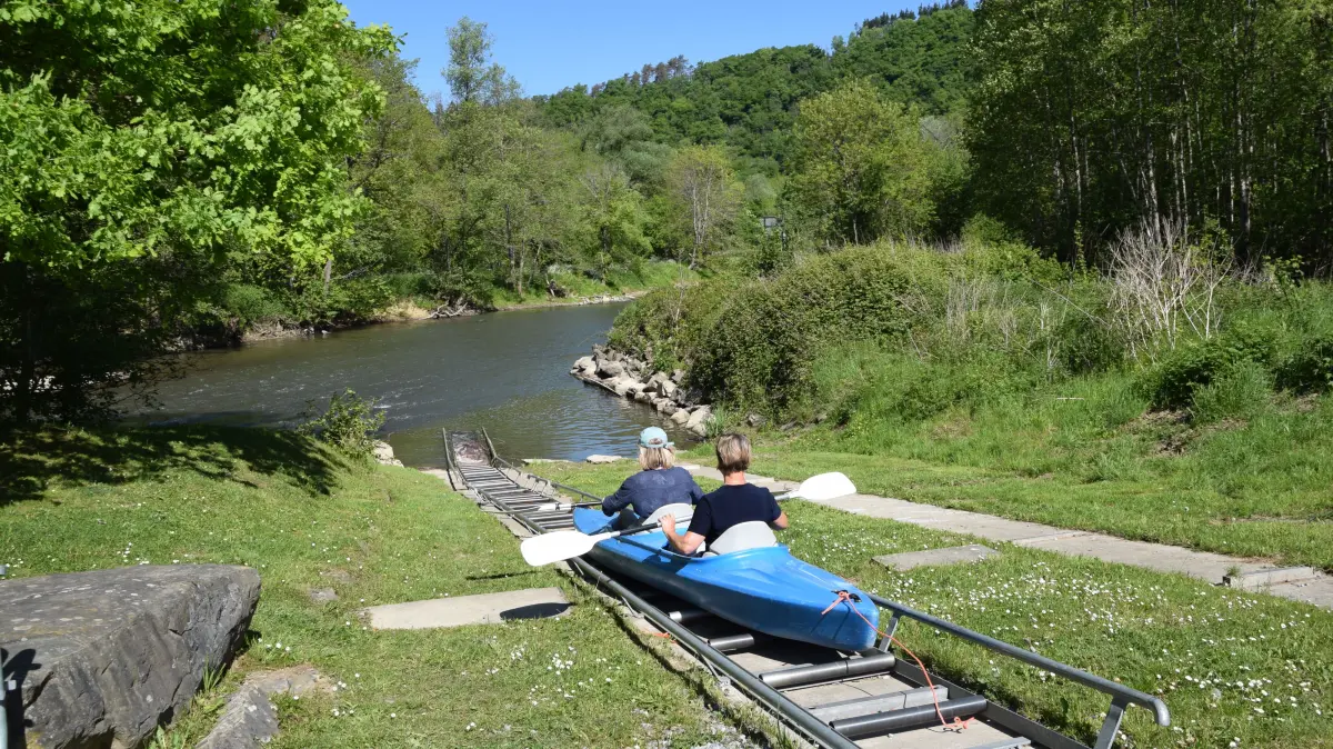 Per Wasserrutsche geht es mit dem Kajak in die Lesse
