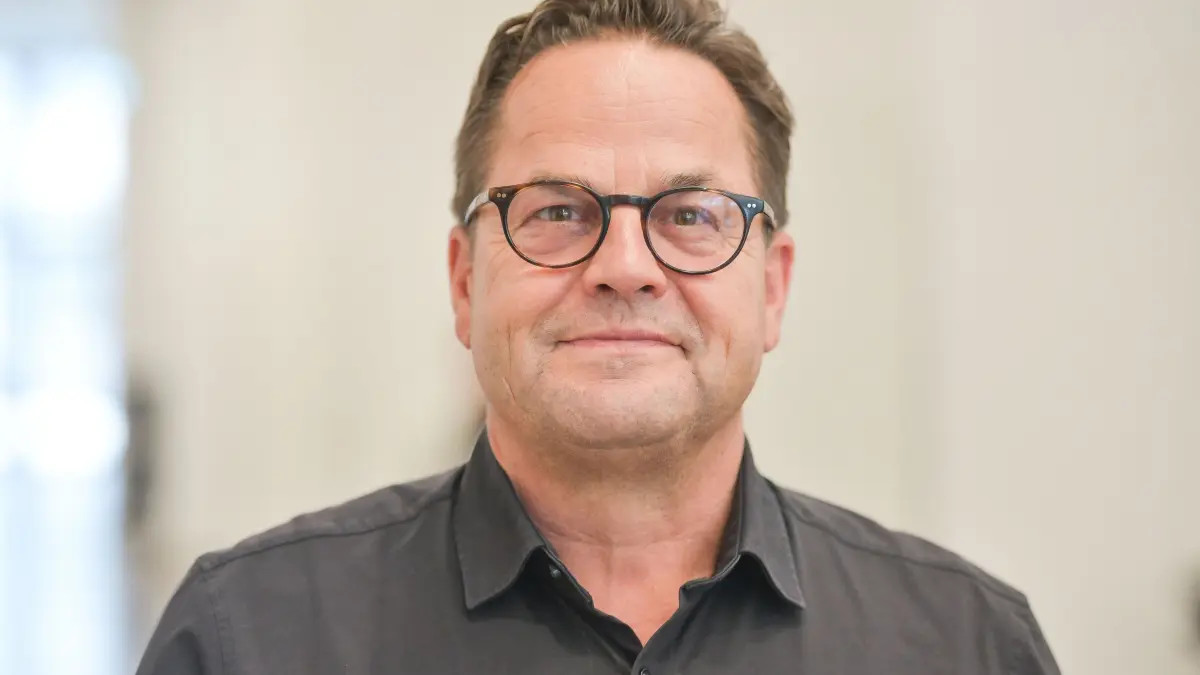 Umfrage, Wohin lenkt Ola Källenius Mercedes? : Stuttgart, Sparkassenakademie Stuttgart
Wege aus der Autokrise – Wohin lenkt Ola Källenius Mercedes?
„Treffpunkt Foyer“ und „StZ im Gespräch“
Umfrage: Im Bild: Oliver Müller