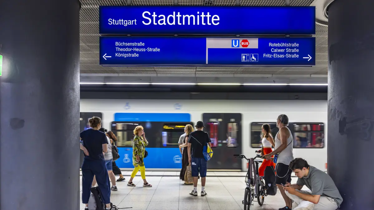 S-Bahn am Bahnsteig mit Fahrgästen. Haltestelle Stadtmitte. // 17.07.2026, Stuttgart, Baden-Württemberg, Deutschland ***: S-Bahn am Bahnsteig mit Fahrgästen. Haltestelle Stadtmitte. // 17.07.2026, Stuttgart, Baden-Württemberg, Deutschland *** S-Bahn train at the platform with passengers Stadtmitte station, July 17, 2026, Stuttgart, Baden-Württemberg, Germany