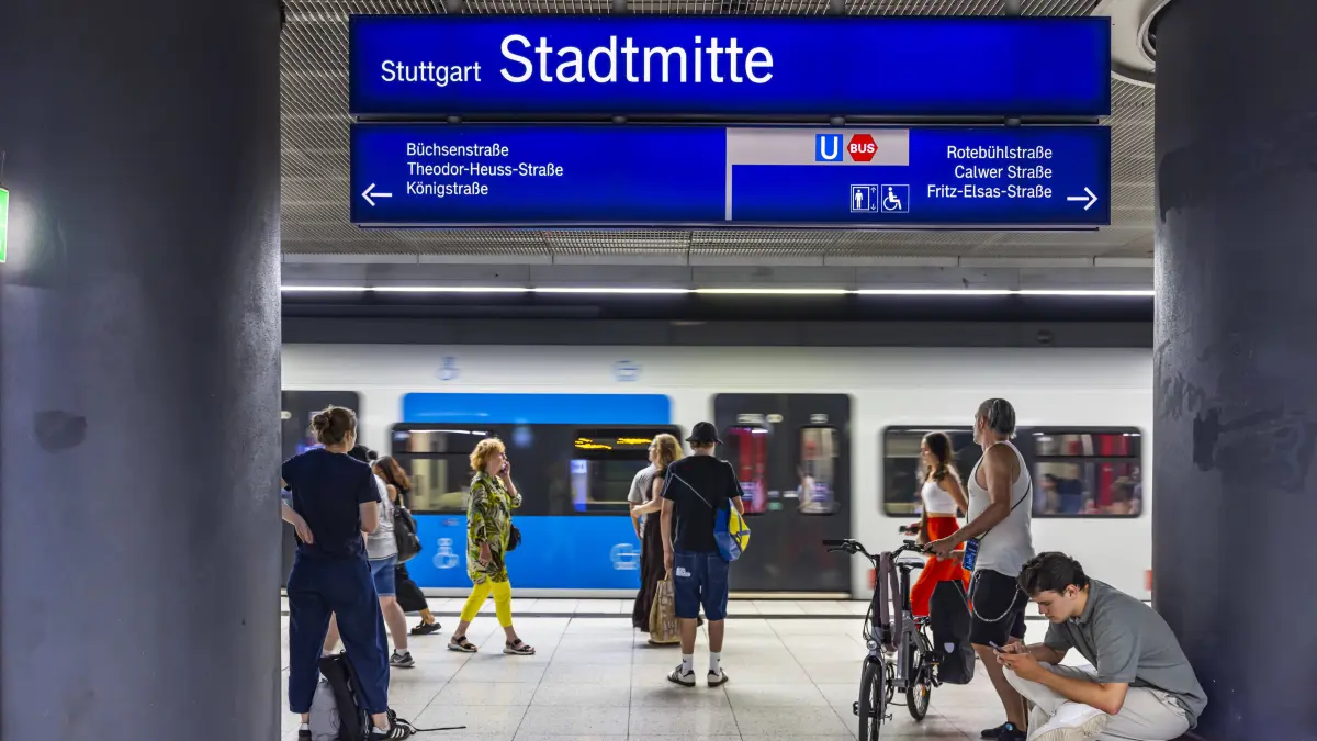 S-Bahn am Bahnsteig mit Fahrgästen. Haltestelle Stadtmitte. // 17.07.2026, Stuttgart, Baden-Württemberg, Deutschland ***: S-Bahn am Bahnsteig mit Fahrgästen. Haltestelle Stadtmitte. // 17.07.2026, Stuttgart, Baden-Württemberg, Deutschland *** S-Bahn train at the platform with passengers Stadtmitte station, July 17, 2026, Stuttgart, Baden-Württemberg, Germany
