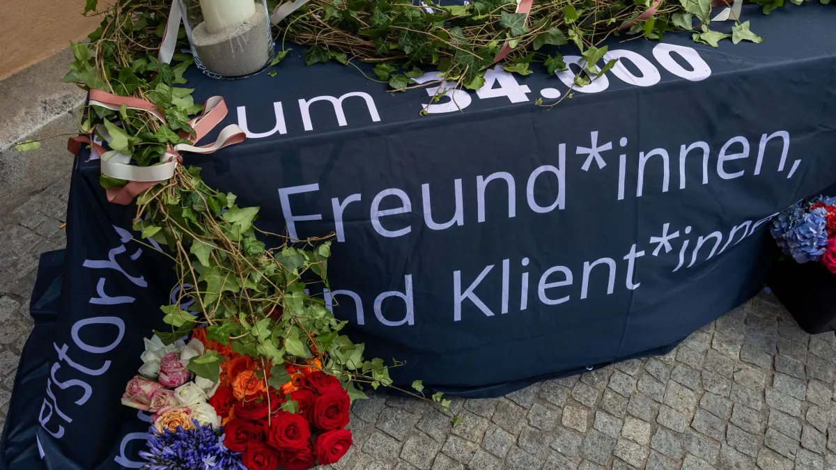 Drogengedenktag: 25 Jahre gedenken an die Opfer von Drogenkonsum vor der Leonhardtskirche.