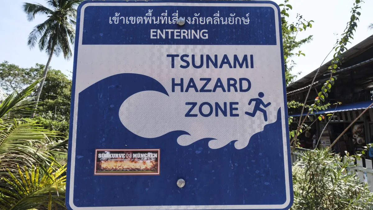Tsunami-Warnschild auf der Insel thailändischen Insel Ko Mook.